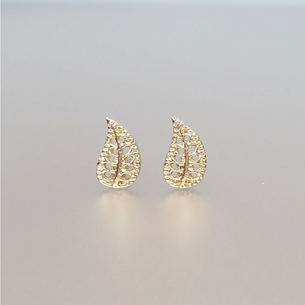 Dainty Intricate Leaf Earrings